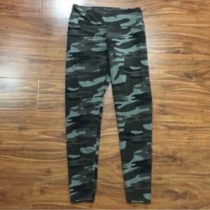 NWOT New Express Womens Olive Camo Midrise Leggings Size Small Activewear Gym